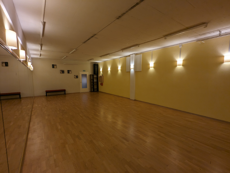 Tanzsaal mit Parkettboden und Spiegelwand