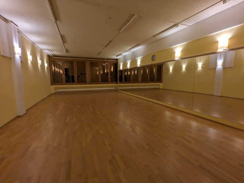 Tanzstudio mit Fensterfront und Tageslicht